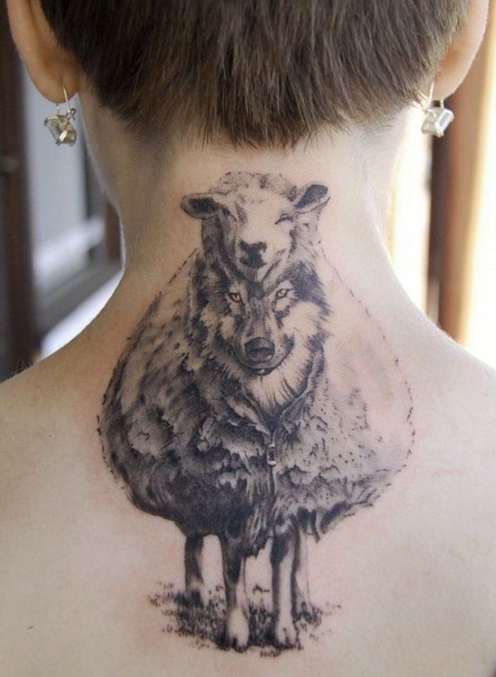 interesantes propuestas de tatuajes en la nuca, tatuaje de lobo vestido en la piel de una oveja, diseños de tattoos simbolicos 