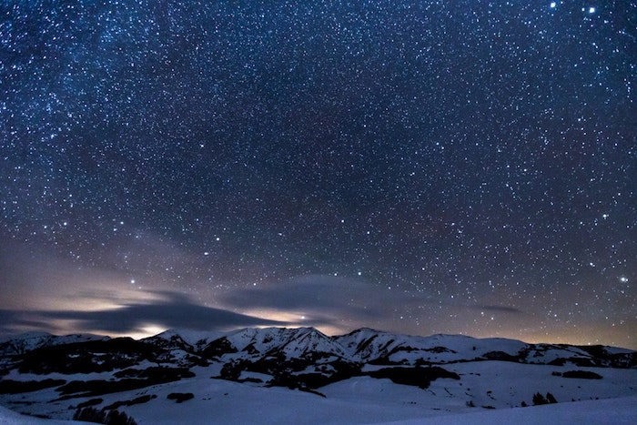 paisaje-de-noche-nieve-cielo-estrellado-originales-ideas-de-fondos-de-pantalla-para-descargar-gratis-montaña-nieve