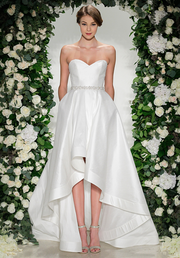 diseños de vestidos novia bonitos, precioso vestido con falda asimétrica y parte superior sin mangas, vestido de satén blanco 