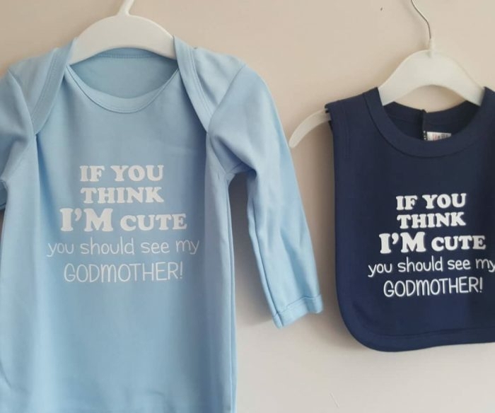 regalos para bebes recien nacidos personalizados, babero y blusa en color azul con mensajes divertidos, regalos bebé pequeño