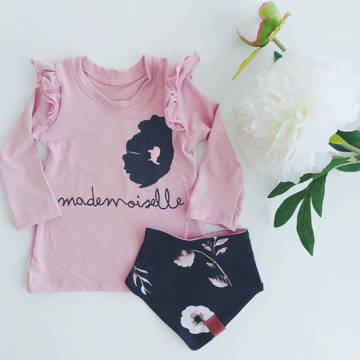 preciosa blusa con estampado de rosa, sugerencias sobre que regalar a un recien nacido, detalles bonitos para regalar 