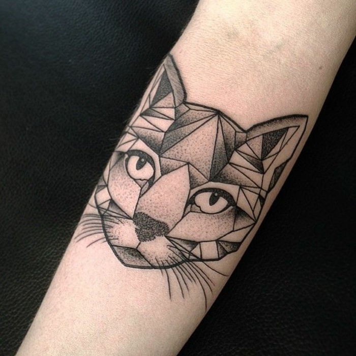 tatuajes de gatos en estilo geométrico, simbología y diseños de los tatuajes geométricos, dibujos egipcios en tatuajes