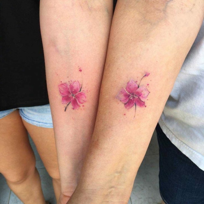bonitas ideas de tatuajes para parejas, diseños de tatuajes con motivos florales, tatuajes parejas únicas, tatuaje en el antebrazo 