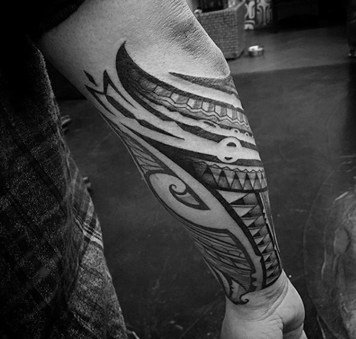 tatuaje en el antebrazo en estilo maorie, tatuajes hombre con simbolos y fuerte significado, tatuaje en el antebrazo original