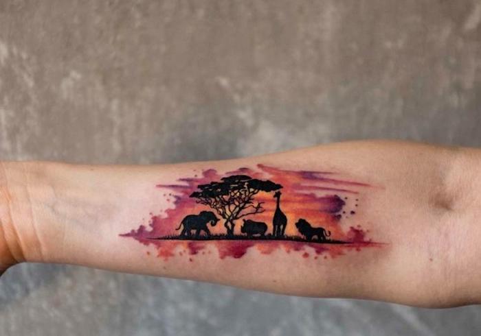 precioso paisaje de la selva tatuado en el antebrazo, animales salvajes, árbol, ideas de tatuajes que inspiran, tattoos en colores 