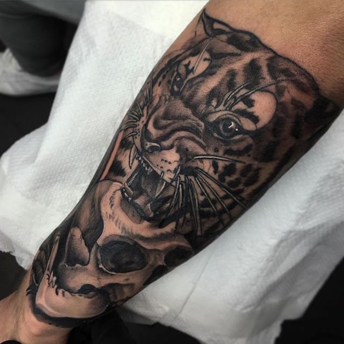 diseños de tatuajes en estilo realista con motivos simbólicos old school, tatuaje en el antebrazo tigre, calavera