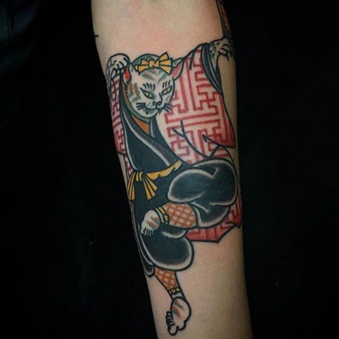 originales diseños de tattoos con símbolos japones, tatuaje en el brazo original, diseños de tatuajes atractivos y originales 