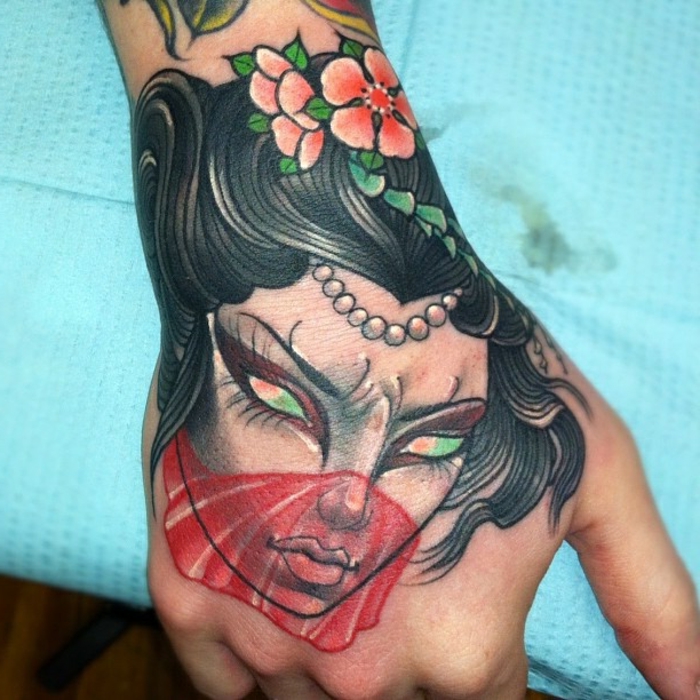 bonitas ideas de tatuajes de geishas, tatuajes bonitos en la mano, diseños de tatuajes asiáticos clásicos en fotos 