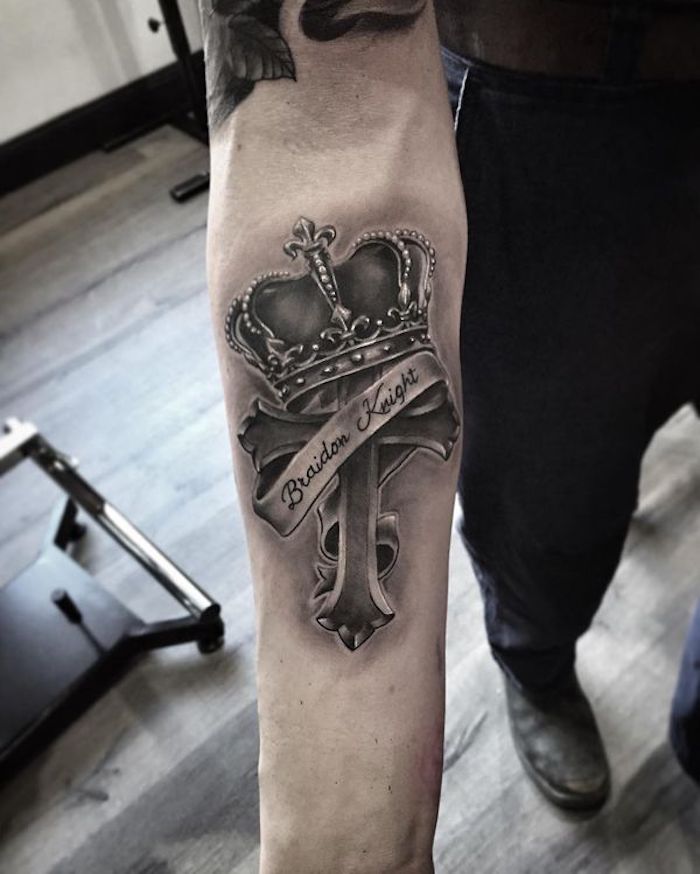 tatuajes simbolicos en el antebrazo para hombres y mujeres, tatuajes antebrazo hombre y mujer, tatuaje con corona y cruz