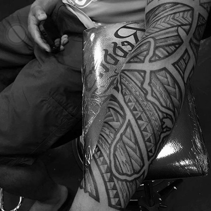originales diseños de tatuajes en el brazo entero, tatuajes antebrazo hombre, más de 100 ejemplos de tattoos hombre
