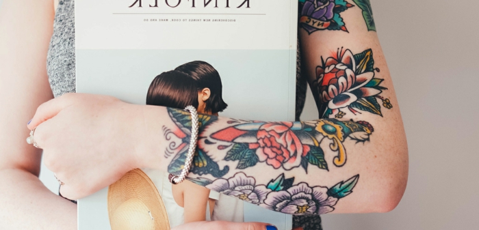 tatuajes bonitos en estilo old school, originales propuestas de tatuajes de época, tatuajes con motivos florales en el brazo 