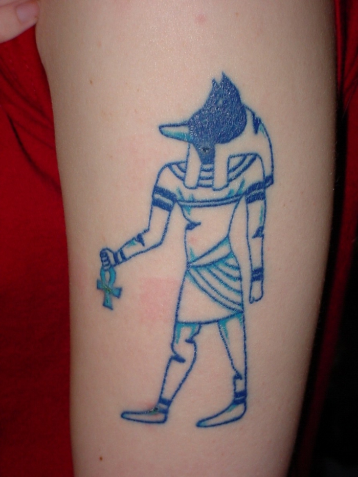 geniales diseños de tatuajes con simbolos egipcios, tatuaje brazo mujer con tinta azul, tattoos inspirados en egipto antiguo
