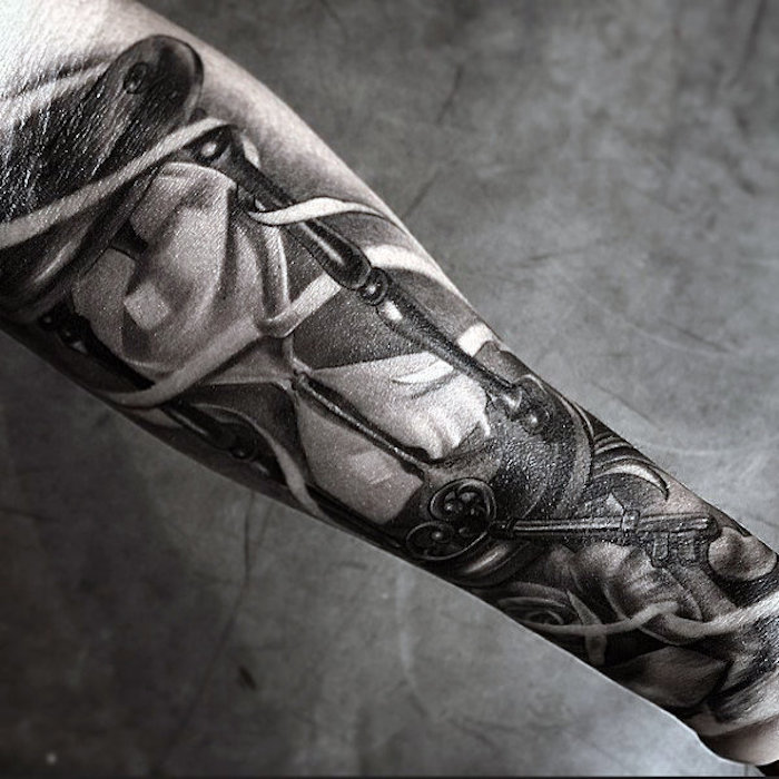 diseños de tatuajes en estilo realista, tatuajes old school hombre, tattoo brazo entero con reloj de arena, brazo entero tatuado 