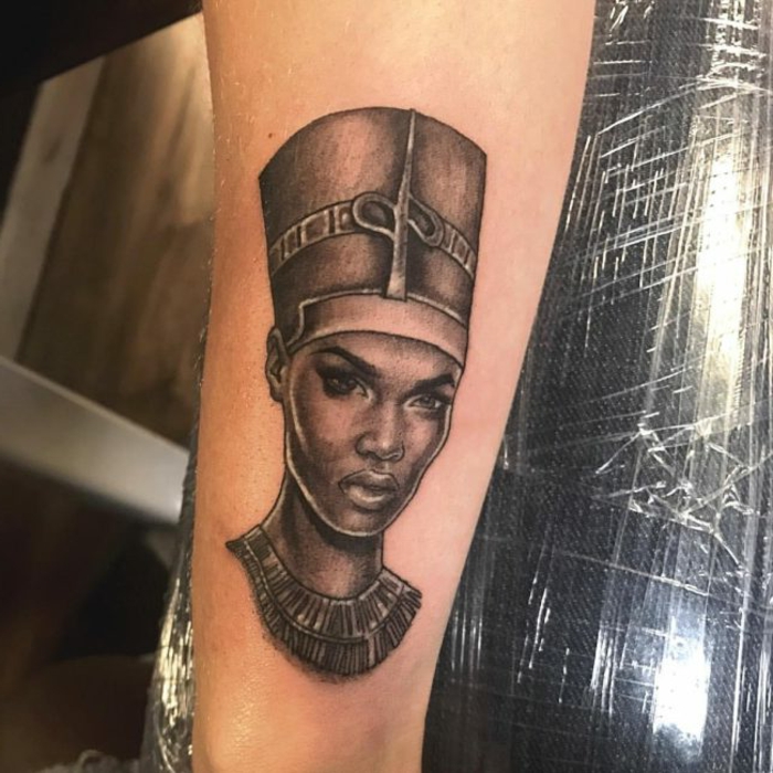 tatuajes con faraones con una fuerte simbologia, cual es el significado de los tattoos egipcios, diseños en el brazo unicos 
