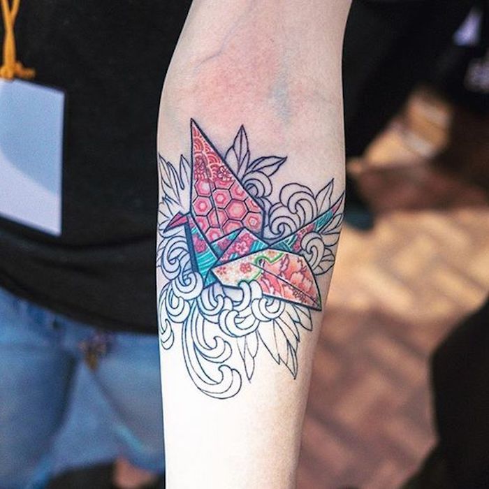 ejemplos de tatuajes geométricos en el antebrazo, tatuajes antebrazo mujer, diseños coloridos de tattoos, tatuajes con motivos florales 