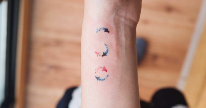 ideas de tatuajes minimalistas con fuerte significado, tattoo en la muñeca original con pequeños peces, tatuajes antebrazo hombre