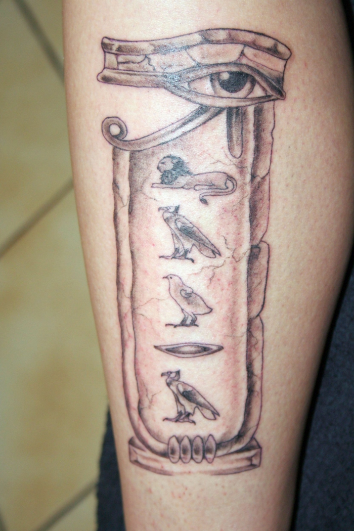 tatuaje antebrazo hombre con los principales símbolos egipcios, diseños de tatuajes simbolicos para hombres y mujeres 