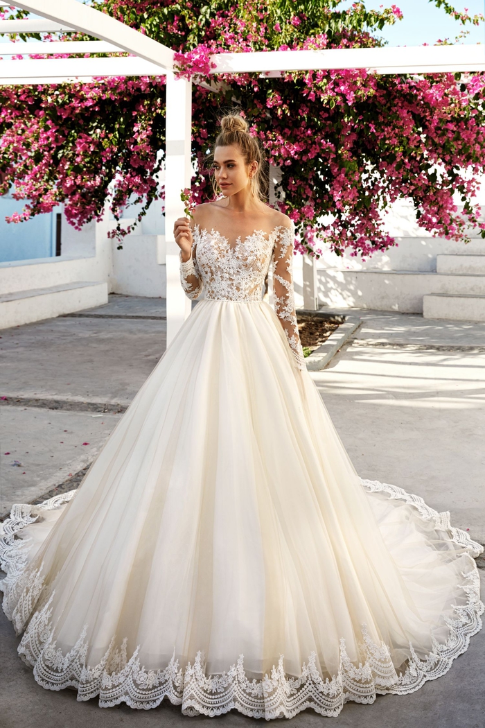 el diseño más bonito de vestido novia tipo princesa, vestido novia princesa original y bonito en color marfil, parte superior de encaje 