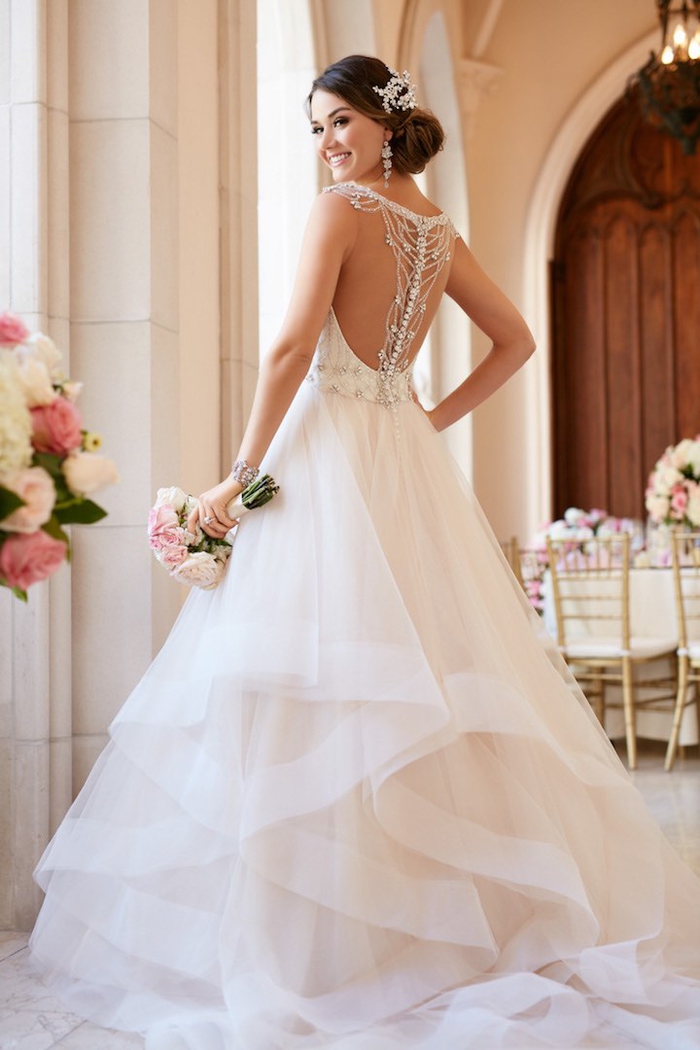 adorable vestido de seda y tul, espalda ornamentada con bonitos detalles, vestidos de novia espalda descubierta en fotos 