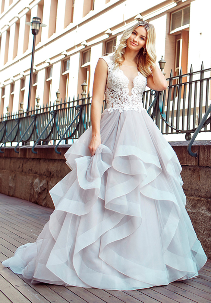 faldas de tul con volantes, vestido novia princesa en bonitos colores, parte superior blanca y falda de tul color azul 