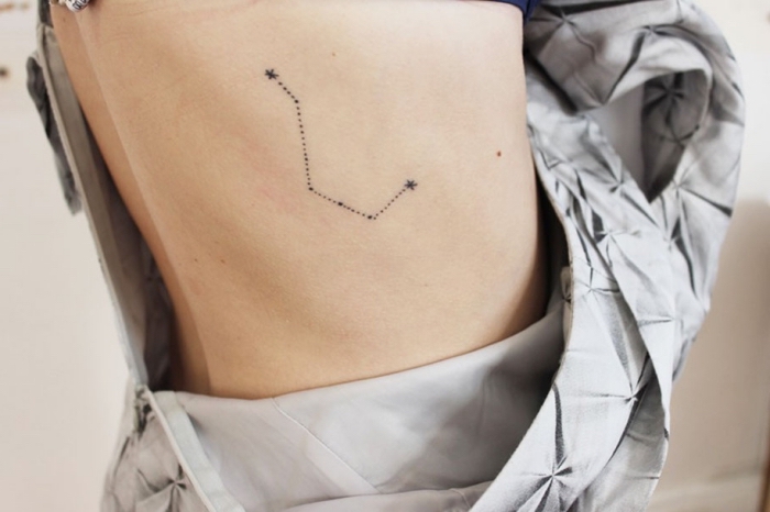 constelación estelar tatuada en las costillas, tatuajes minimalsitas originales, 90 imagines de tatuajes discretos para mujeres 