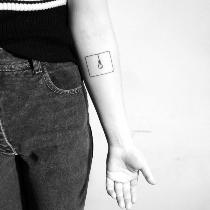 tatuaje minimalista en el antebrazo, tatuajes pequeños mujer con significado, cuadrado con bombilla tatuado en el brazo 