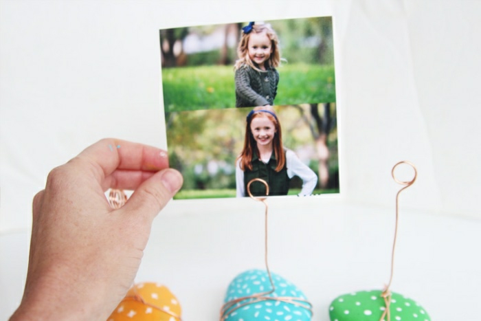 proyectos DIY con fotos, las mejores ideas de manualidades fáciles para niños, como hacer colgantes de fotos caseros con piedras pintadas 