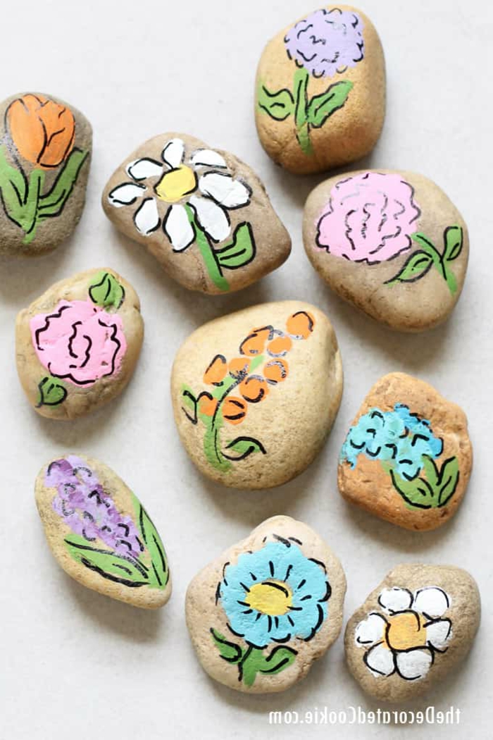 piedras pintadas originales y coloridas para regalar, ideas bonitas de regalos para profesoras, pequeños regalos hechos a mano 