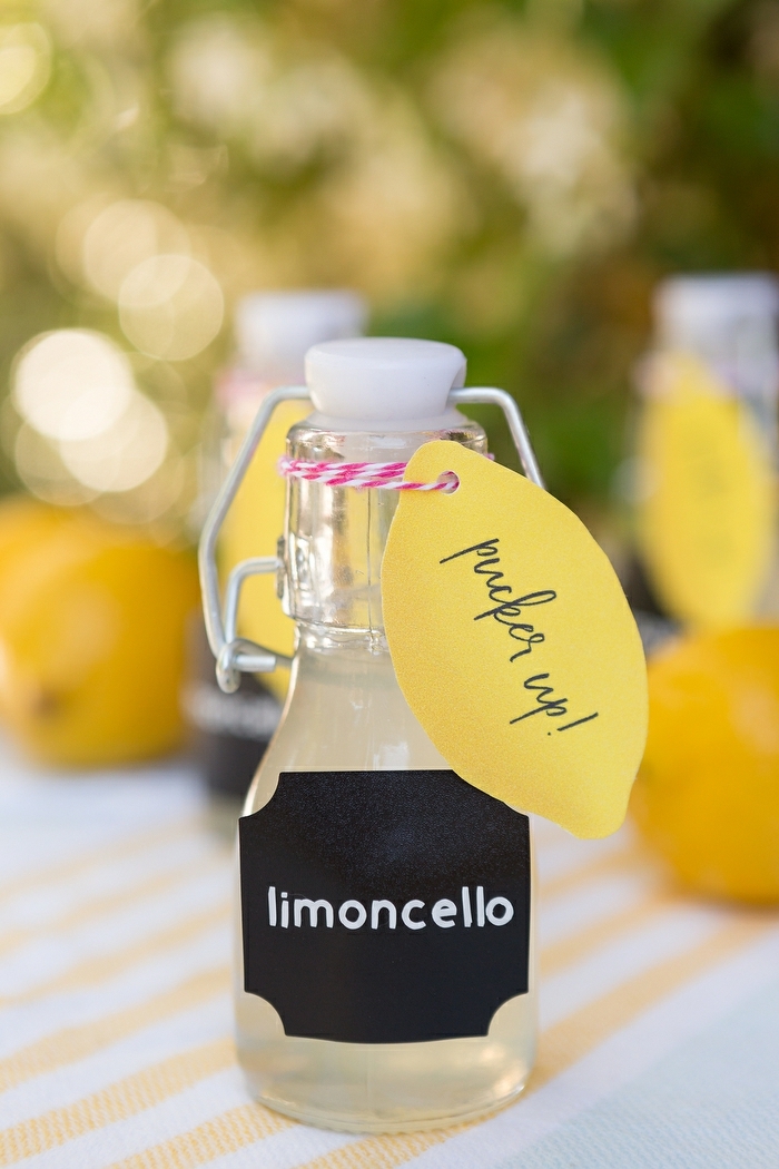 pequeña botella con limoncello para regalar a los invitados de tu boda, regalos para invitados de boda originales y personalizados 