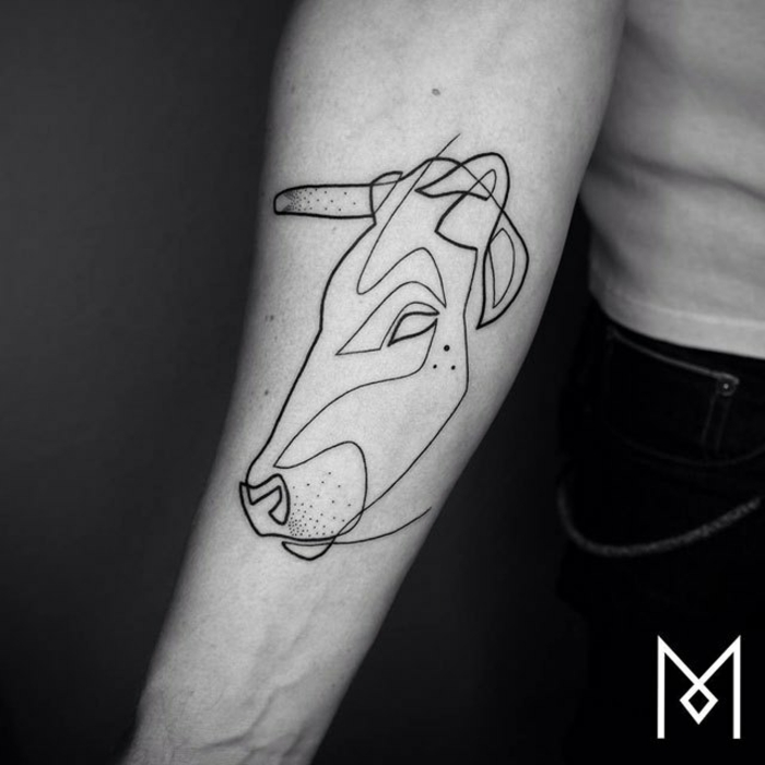 tatuaje de toro en el antebrazo, grande tatuaje lineal en el brazo, diseños de tatuajes con una sola línea contínua