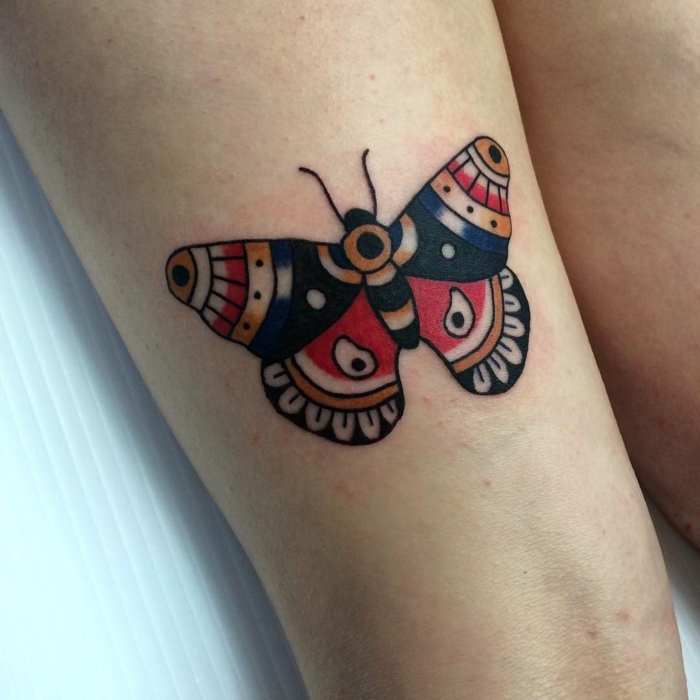 diseños de tatuajes de animales en estilo old school, tatuajes de mariposas en colores, tatuaje vintage en la cadera 