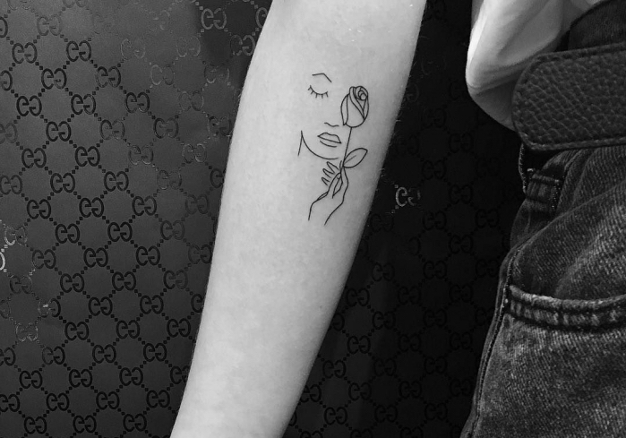 cara de mujer con una rosa, dibujos romanticos con un fuerte significado para tatuajes, tatuajes chicos con un mensaje escondido