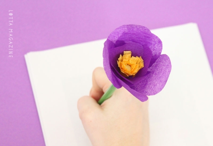 bonitas ideas de regalos para profesoras, lápices adoranados con flores de papel crepe DIY, regalos personalizados hechos a mano 