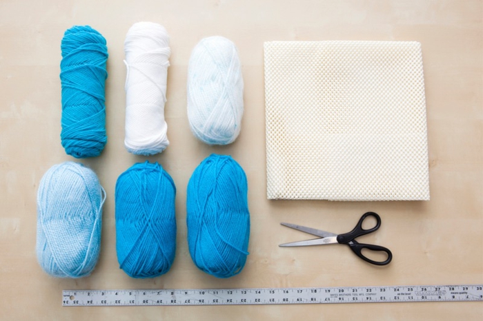 ideas sobre como hacer manualidades, manualidades con hilo DIY paso a paso, decoración con hilo en color azul y blanco 