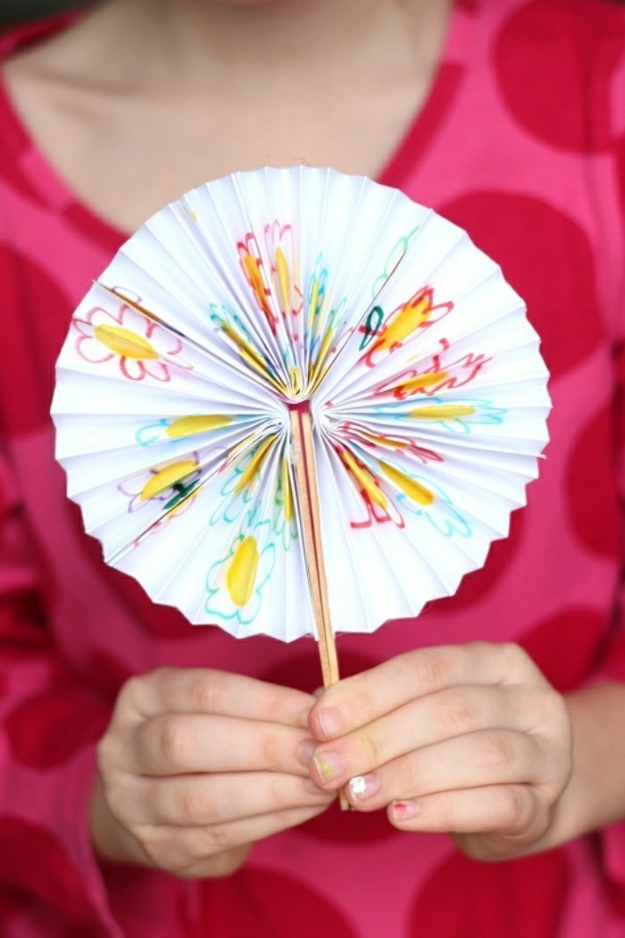 precioso abanico de papel con dibujos de flores hecho a mano, como hacer manualidades de papel con los niños 