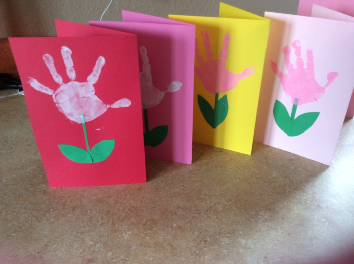 tarjetas DIY fáciles de hacer con huellas de manos de niños, ideas originales de manualidades para niños de 3 a 5 años, tarjetas con flores 