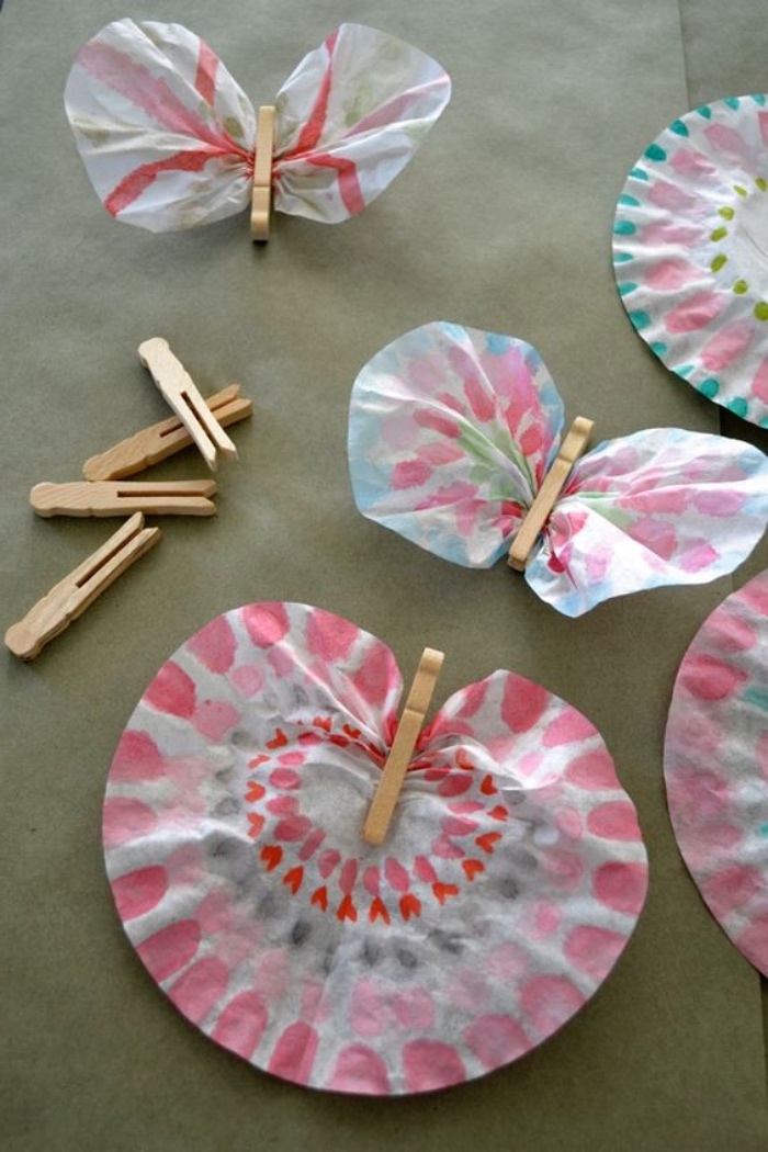 actividades de manualidades para niños de primaria, mariposas de papel reciclado bonitas, dieas sobre manualidades para niños de 3 a 5 años, mariposas de papel y pinzas de madera