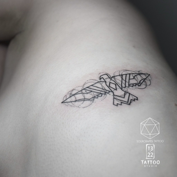 tatuajes originales con animales geométricos, pequeña aguila tatuado en el hombro, tatuajes con un significado fuerte 