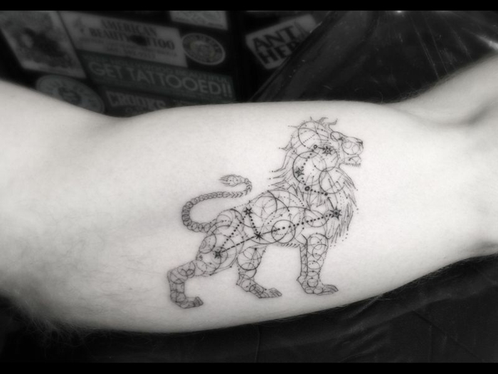 diseños de tatuajes que signifiquen fuerza y superacion, tatuaje león la constelación de estrellas de este signo zodiaco 