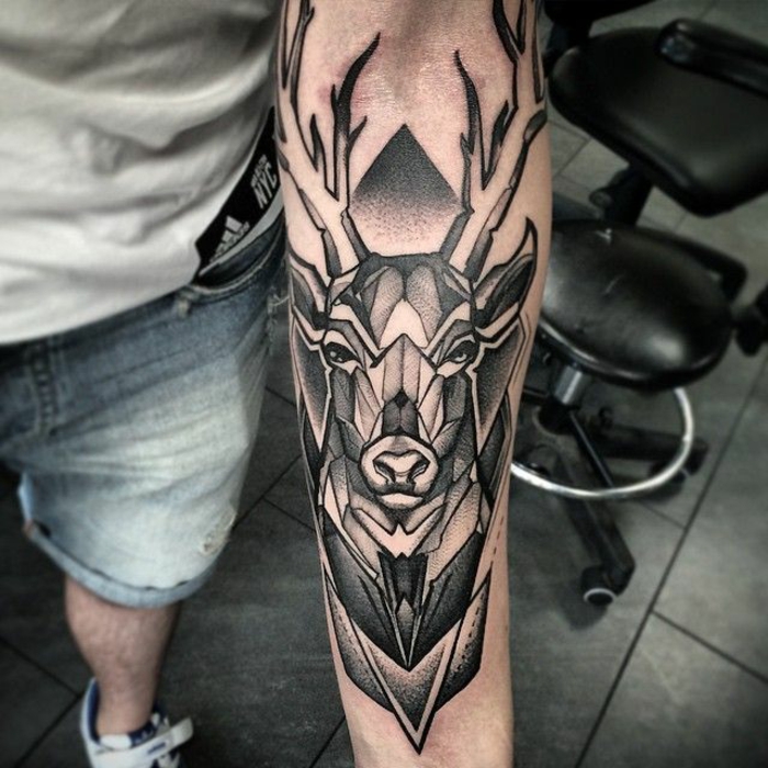 tatuaje ciervo en el antebrazo entero, significado de los tatuajes con ciervo, tatuajes que signifiquen fuerza y superacion