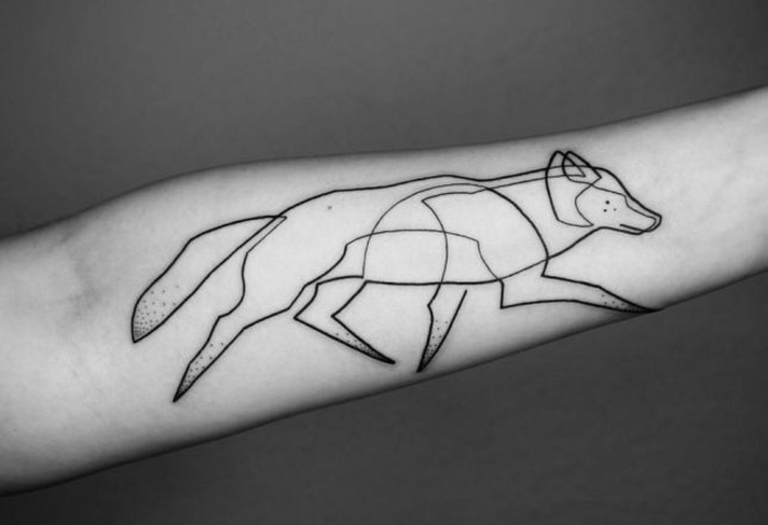 tatuaje zorro en el antebrazo, ideas de diseños de tatuajes con una sola línea, tatuajes que signifiquen fuerza y superacion