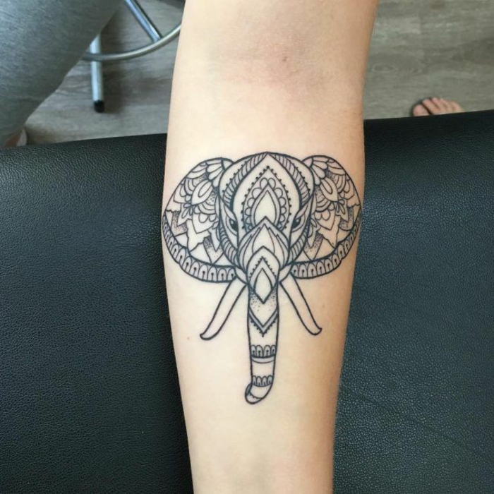 bonito tatuaje elefante en el antebrazo, tatuaje ornamentado, diseños de tattoos simbolicos, tatuajes que signifiquen lealtad y sabiduria