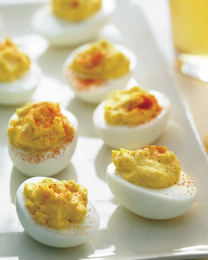 huevos cocidos con puré de yemas, aperitivos sencillos y originales, ideas de aperitivos para sorpender a tus invitados 