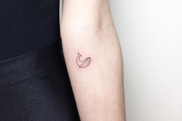 pequeña ballena tatuada en el antebrazo, ideas de tatuajes chicos de animales con gran significado, tattoos bonitos en el brazo 