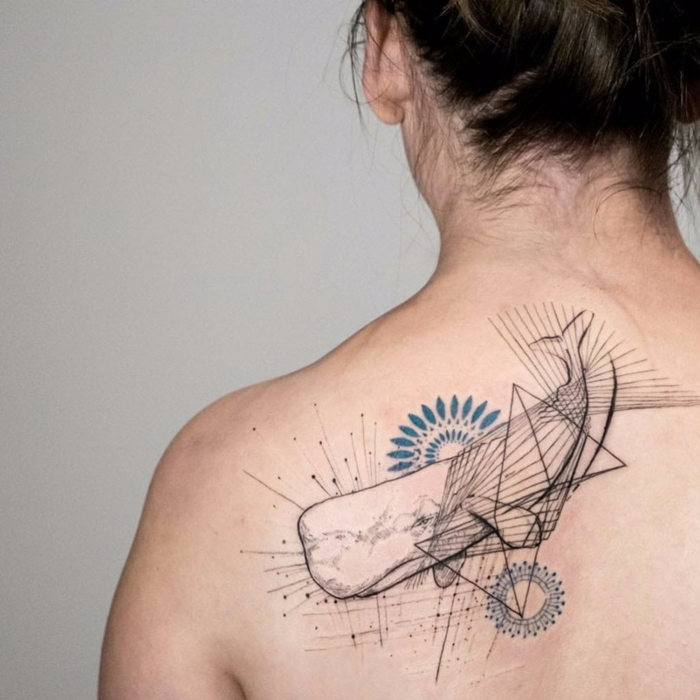 animales geometricos, tatuaje con ballena con elementos geometricos y grande significado, tatuajes en la espalda 