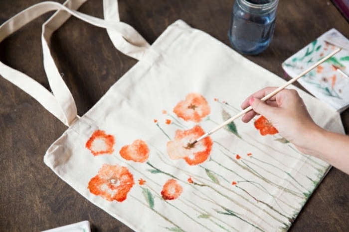 como hacer manualidades para regalar originales, bolso de tela decorado, decoración con acuarelas, dibujos de flores 