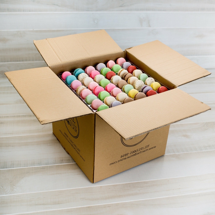 ideas únicas de detalles para regalar, caja llena de macarons, regalos originales y útiles, dulces y golosinas para regalar 