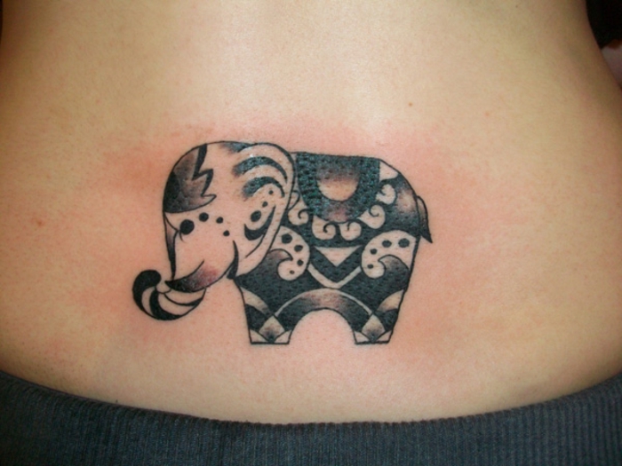 pequeño tatuaje elefante en la nuca, tatuajes que signifiquen sabiduría y suerte, diseños de tatuajes pequeños con animales 