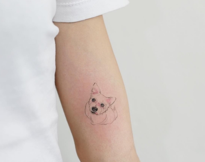 tatuaje pequeño perro en el brazo, ideas de símbolos y diseños de tatuajes personalizados, tatuajes en el brazo mujer 