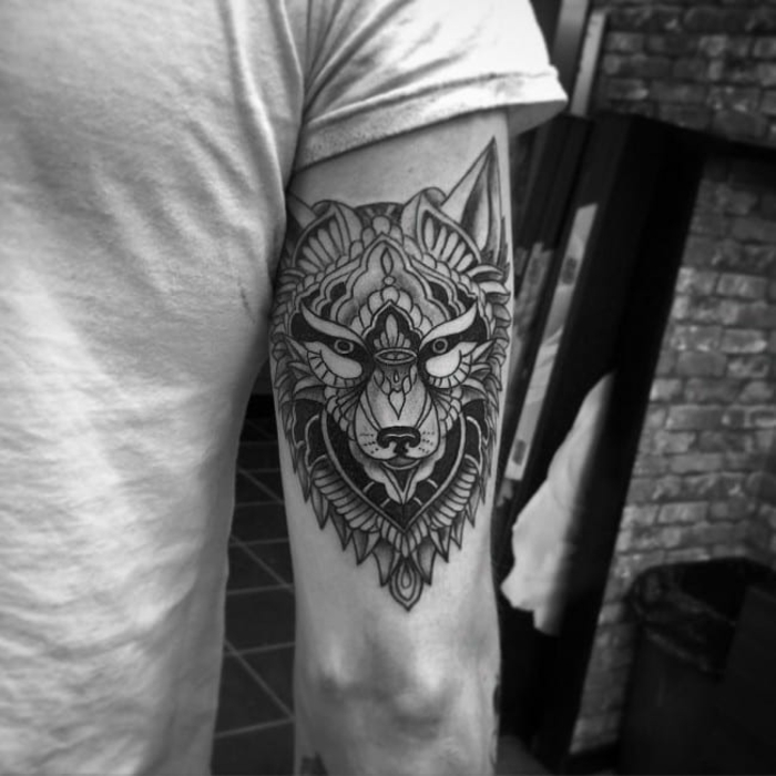 tatuaje lobo en el brazo, diseños de tatuajes que signifiquen fuerza y superacion, tatuajes en el brazo para hombres 